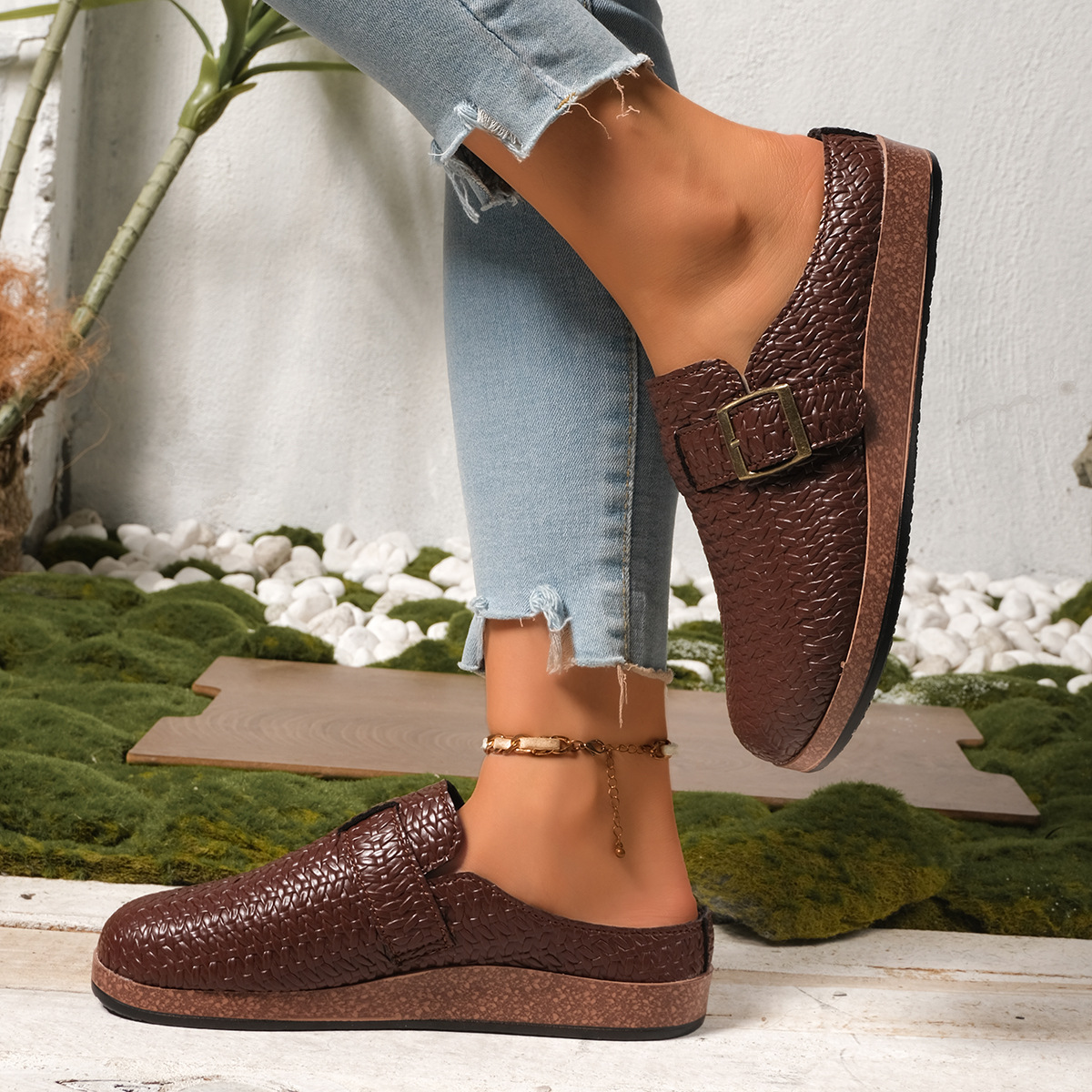 Summer Plus Size Retro Closed Toe Slippers For Women, Flat Low Heel, Wearable With Belt Buckle, Half Slippers_voghion.com