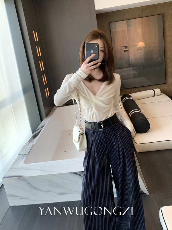 烟雾公子 设计感交叉扭结T恤舒适温柔V领修身长袖打底衫时尚上衣|undefined