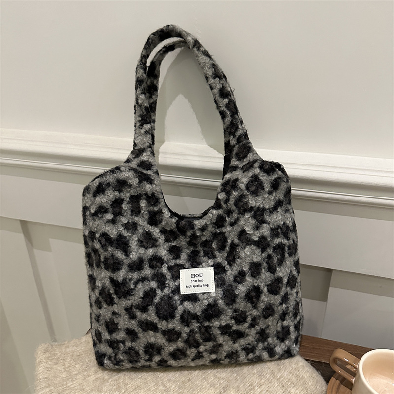 Moda de invierno perezoso nuevo bolso de peluche estampado leopardo 2024, otoño y invierno nuevo temperamento bolso de hombro bajo la axila de mujer