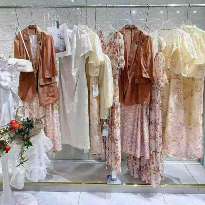 Kelusa 2026 Summer Mixed Stock Genuine Goods in Stock for Bulk Sales and Live Streaming Women's Clothing Supply Kelusa 2026 Summer Mixed Stock Genuine Goods in Stock for Bulk Sales and Live Streaming Women's Clothing Supply