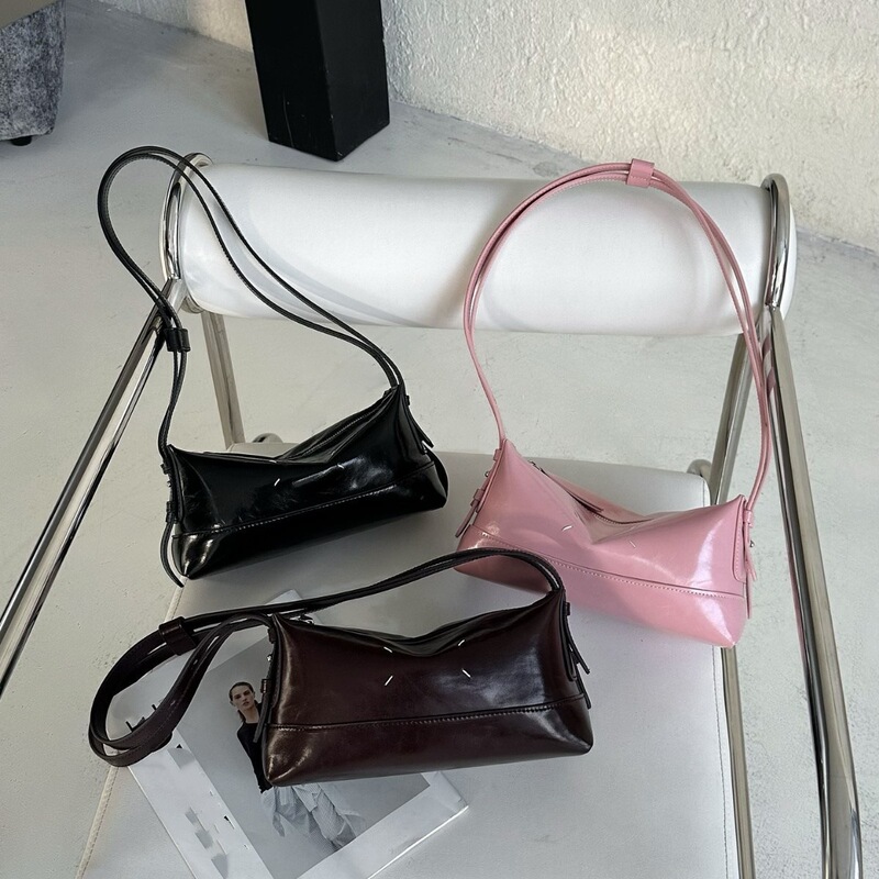 Maji's 26Ss Lee Hye-Ri Style Underarm Bag, High-End Fashion Versatile Four-Corner Line Handbag and Shoulder Bag for Women