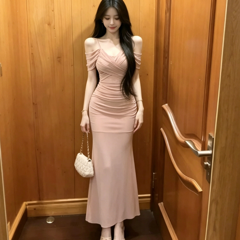 Summer Style One-Shoulder Dress, Hip-Hugging, Slim-Fitting, Unique and Beautiful Off-The-Shoulder Strap Dress, Korean Style Super Pretty Long Dress Summer Style One-Shoulder Dress, Hip-Hugging, Slim-Fitting, Unique and Beautiful Off-The-Shoulder Strap Dress, Korean Style Super Pretty Long Dress