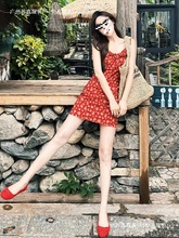海边度假小个子红色吊带碎花连衣裙子女夏季2025新款三亚云南旅游