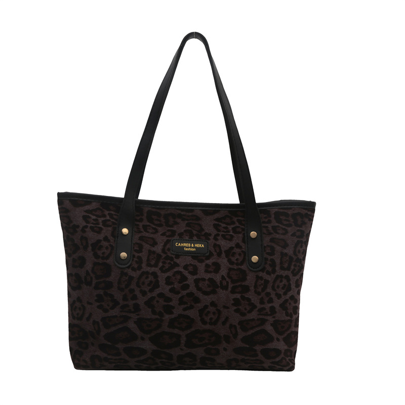 Bolsa de gran capacidad de leopardo para mujeres otoño y invierno 2024 nuevo tipo de bolso de hombro de moda extranjera versátil bolso de viaje retro