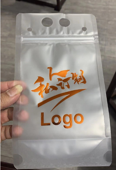 Logotipo monocromo de una cara