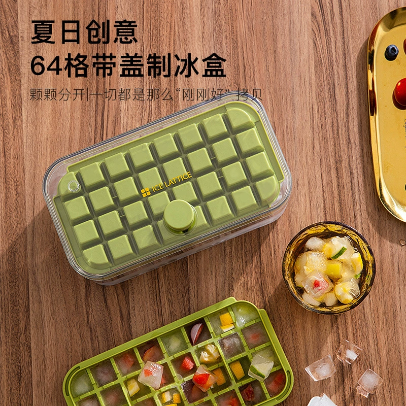Нажмите на ледяную решётку для кубиков льда. Домашняя ледяная коробка для хранения замороженных кубиков льда.