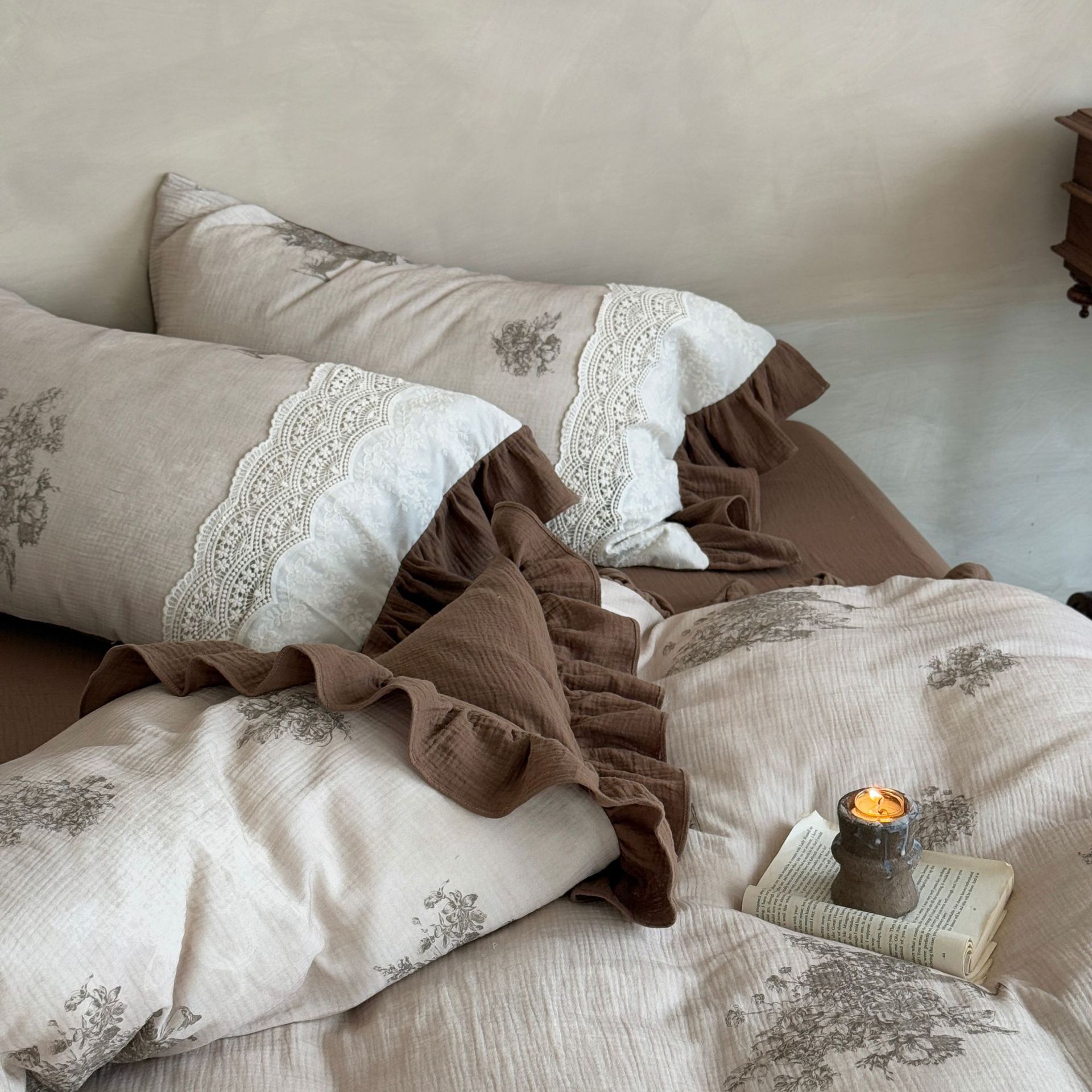 Conjunto de quatro peças em algodão puro, estilo vintage boho francês nórdico, com camada dupla, composto por capa de edredom, lençol, acabamento em renda e textura amassada._voghion.com