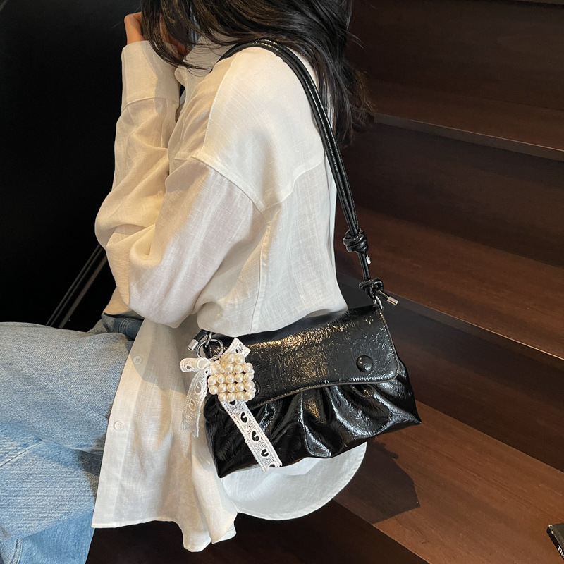 Bolso cuadrado pequeño estilo pop plisado popular de verano para mujer 2025 nuevo bolso de hombro de estilo occidental de todo fósforo bolso de axila de moda de nicho