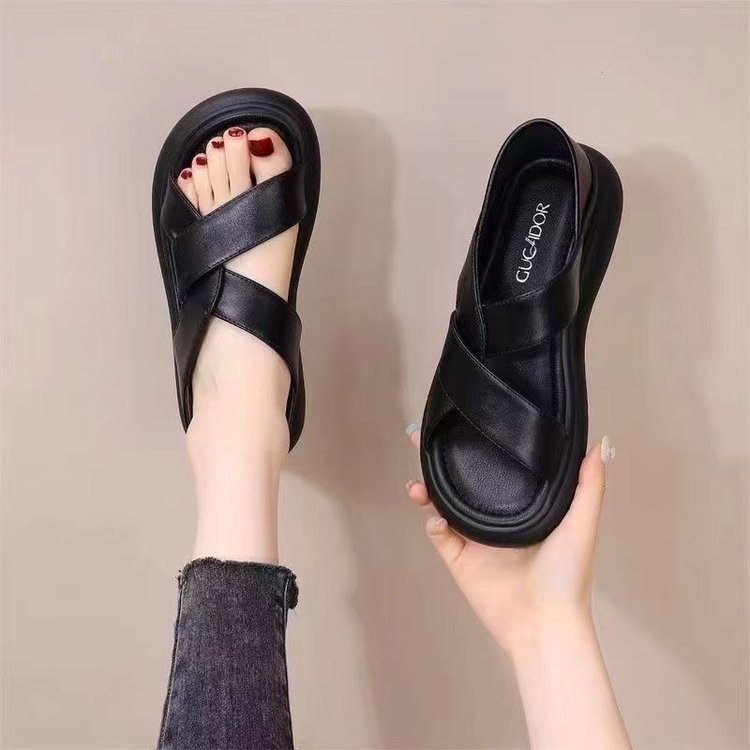 Sandalias romanas bolsas de mujer tacones de verano 2025 nueva moda versátil con una sola plana cómoda embarazada zapatos de playa de cuero suave