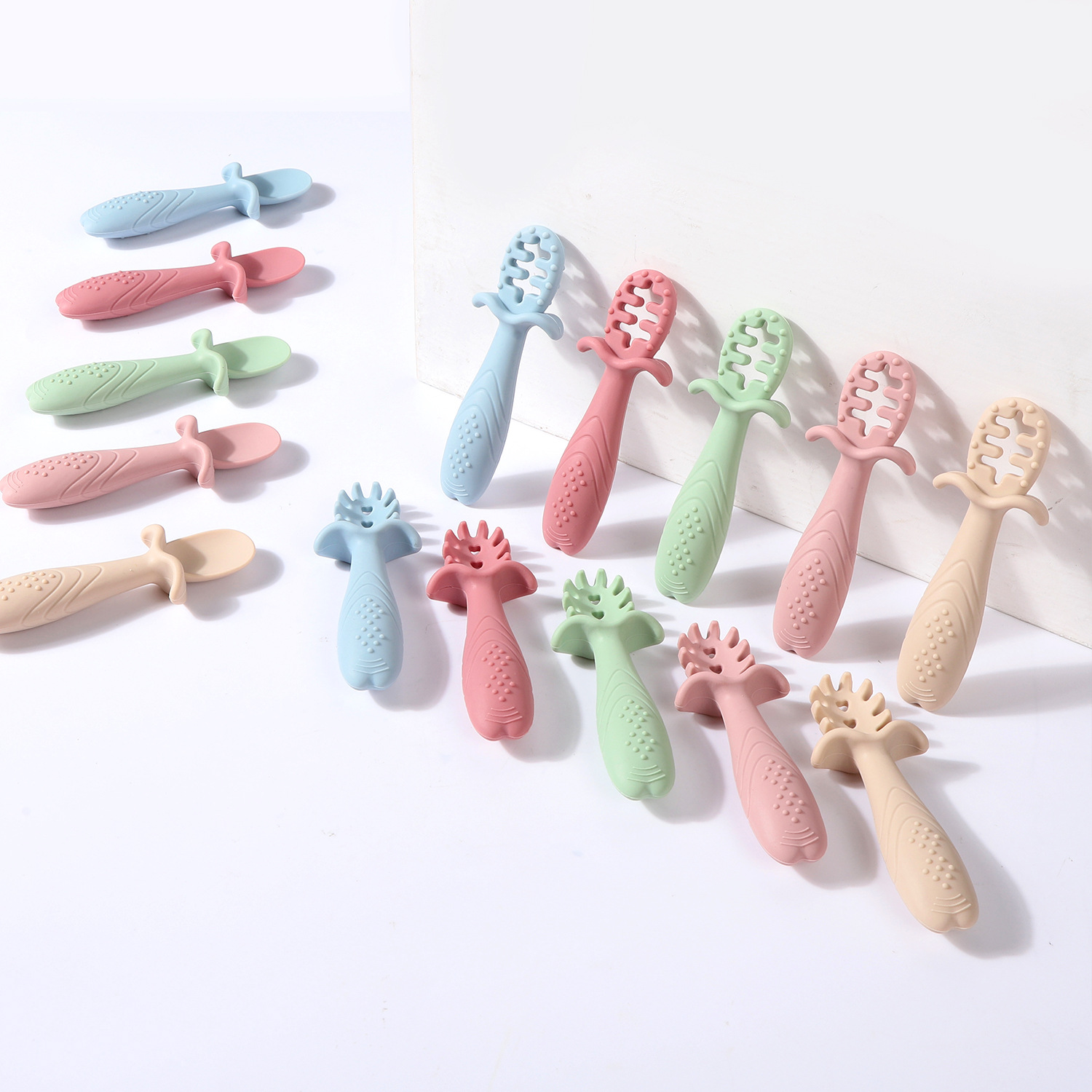 Cucharas de silicona para bebés cucharas de pasta de arroz cucharas de cubierta de silicona para niños pequeños aprenden a comer entrenamiento al por mayor