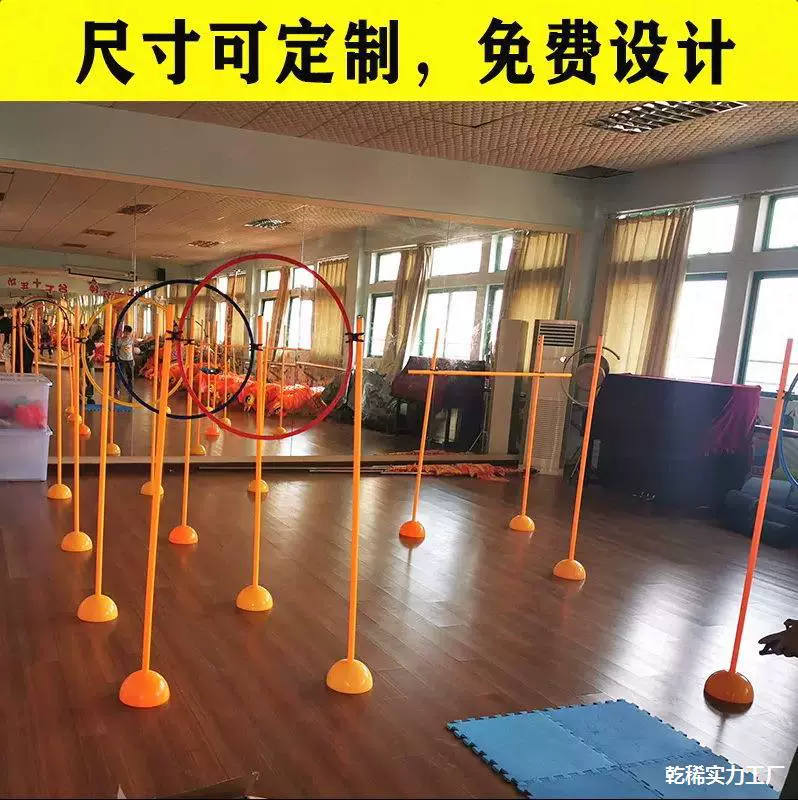 Тоннель для тренировки дронов с пластиковыми препятствиями, имитирующими движение, для отработки навыков обхода препятствий и подключения к беспилотному устройству.