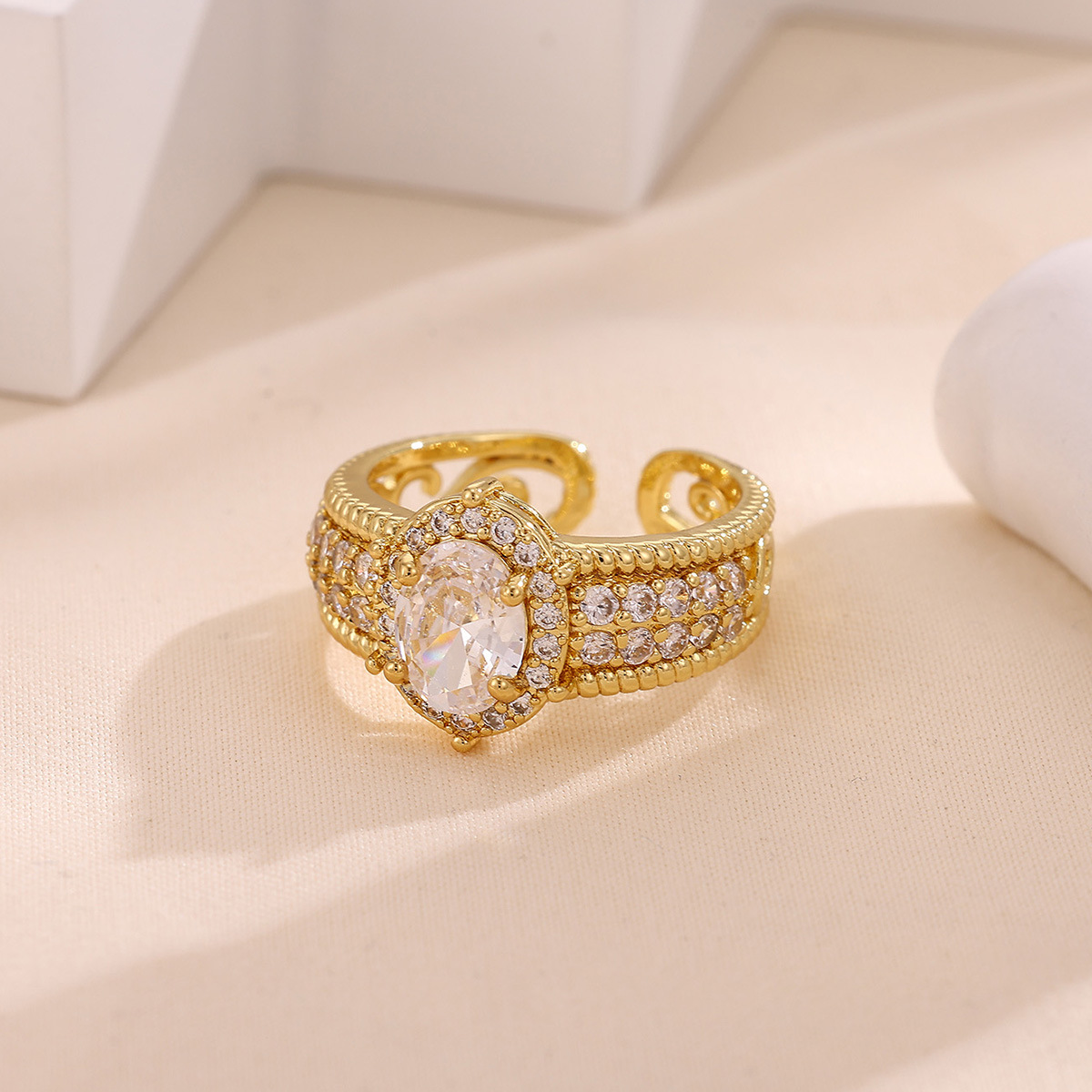 Sparkling Ring For Women Designer Jewelry For Romantic Dates_voghion.com