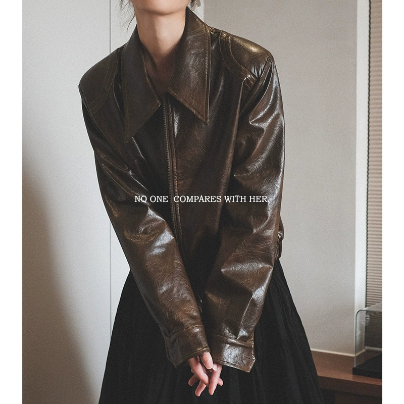 С оригинальным дизайном, представленным в этом винтажном кожаном байкерском пиджаке из искусственной кожи с короткими подплечниками и отделкой из вощеной кожи, этот кожаный жакет можно назвать настоящей кожаной одеждой.