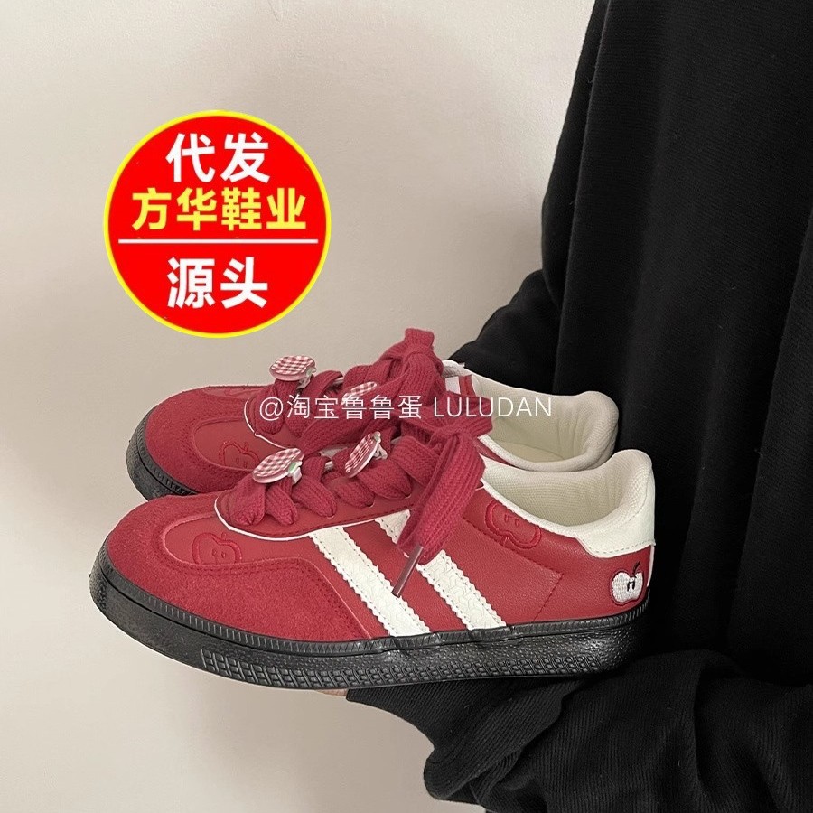 Zapatos blancos de suela gruesa para mujeres verano 2026 nuevos zapatos casuales zapatos deportivos estudiantes de dibujos animados de manzana zapatos de altura