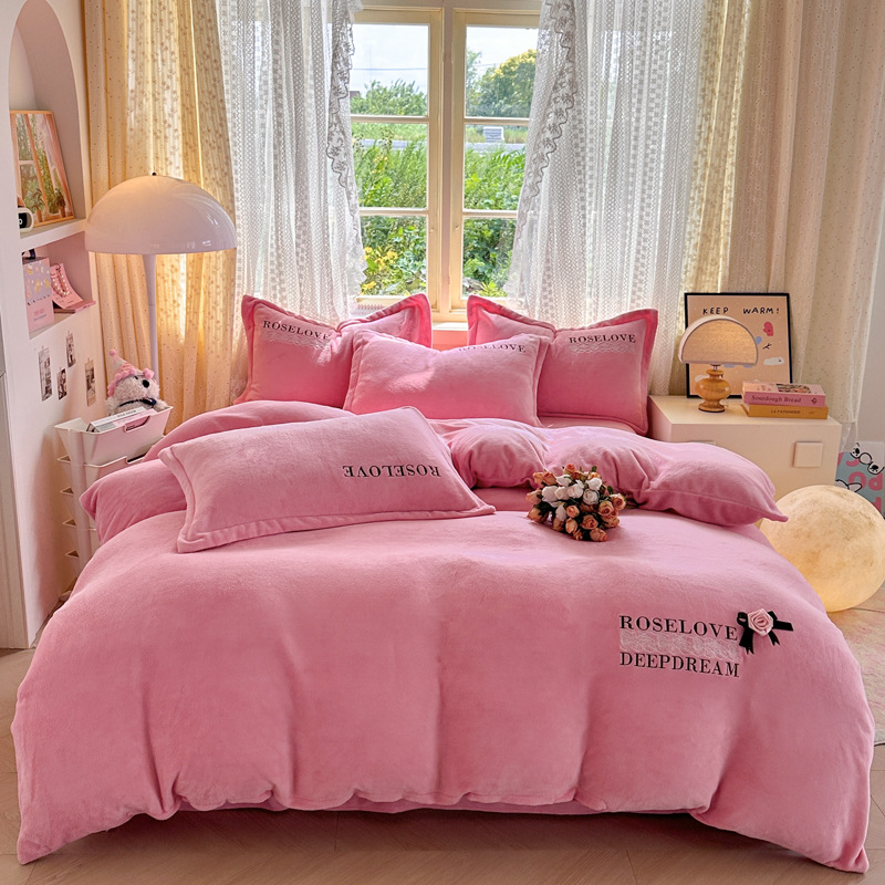 Tejido de bordado caliente grueso de lana de leche de cuatro piezas de sábanas cubiertas de edredón de bordado de tres piezas de cama al por mayor