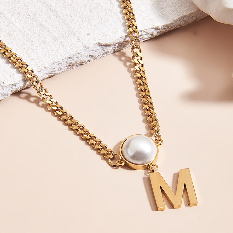 Collier élégant avec pendentif lettre m et perle d'eau douce_voghion.com