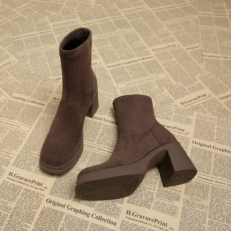 Женские ботинки 7129-2, новинка осени-зимы 2025 года, укороченные ботинки в стиле Мартин, популярная модель этого года с флисовой подкладкой.