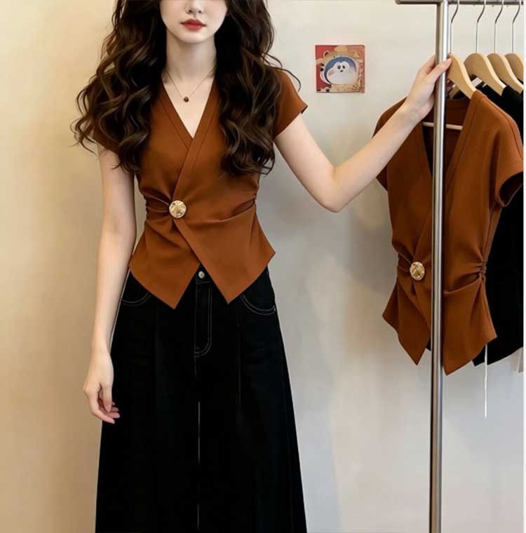 Áo thun nữ cổ V tay ngắn thắt lưng kim loại màu caramel — Màu caramel chi tiết 6