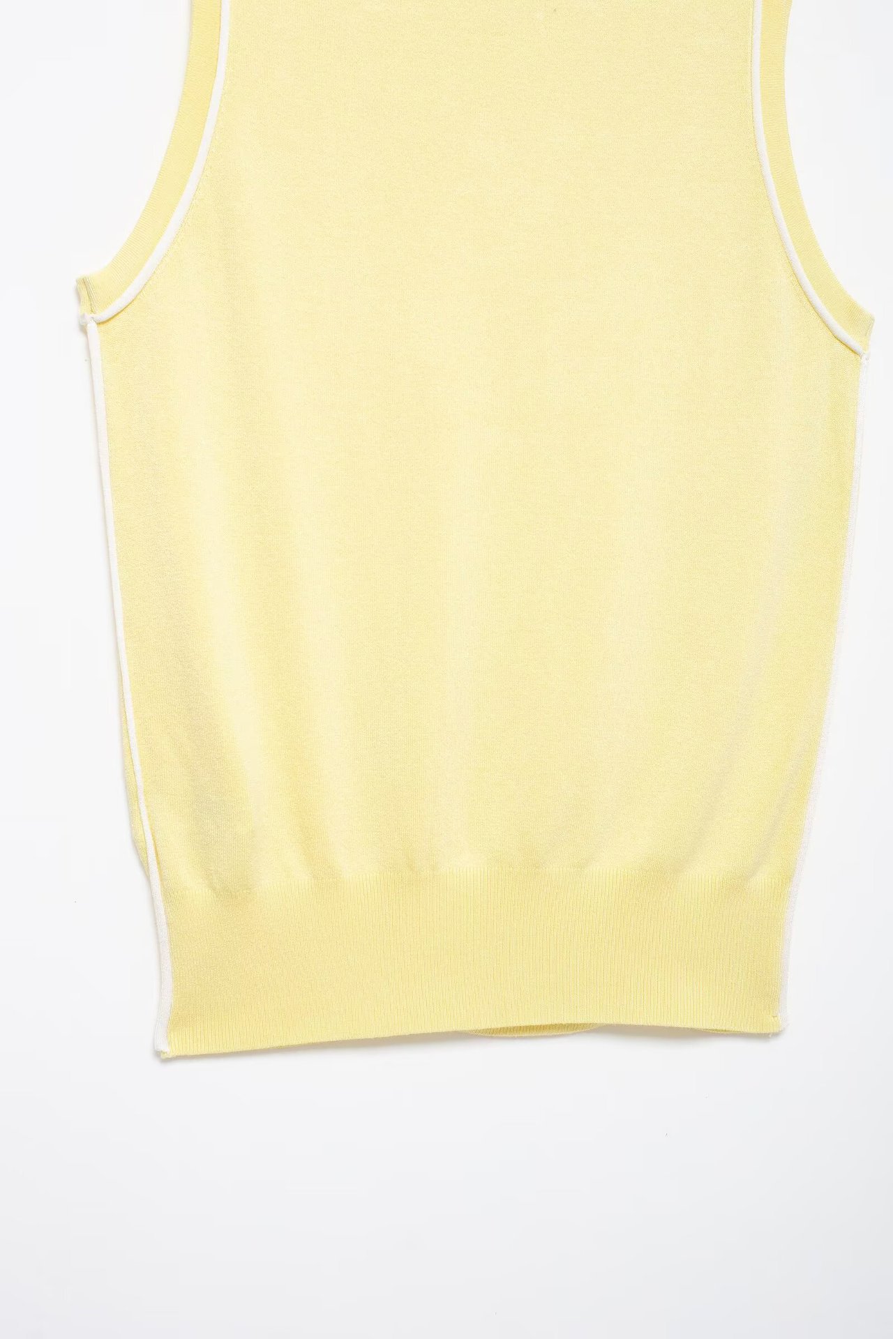 Vêtements pour cheveux extérieurs 2024 été nouvel article haut à aiguille plate à bordure de couleur contrastante pour femmes_voghion.com