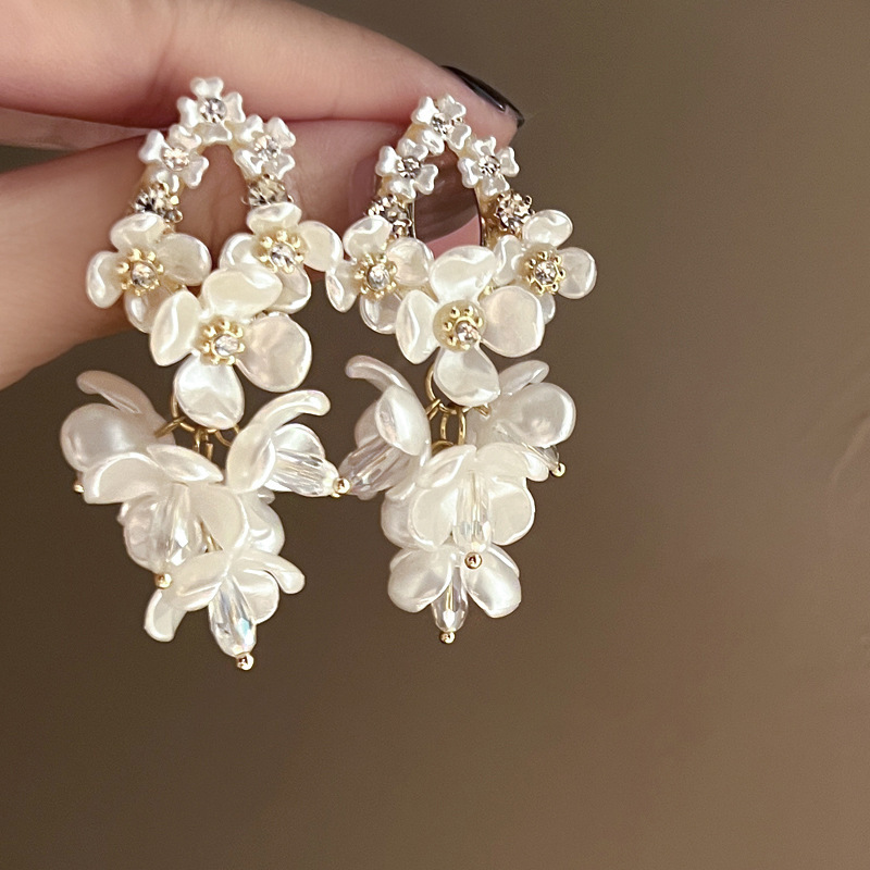 Pendientes de borla de flor de perla de aguja de plata Pendientes retro elegantes franceses Moda de nicho Pendientes de lujo ligero de alta gama Mujeres