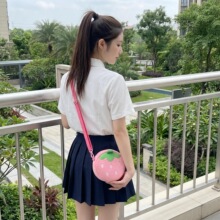 草莓毛绒斜挎小包日系JK少女洛丽塔可爱小圆包儿童零钱斜挎包批发