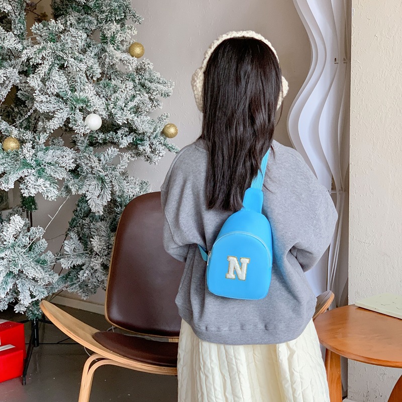 2026 nuevo bolso de pecho para niños letras de moda coreana para niños y niñas bolso de cintura ligero mini bebé