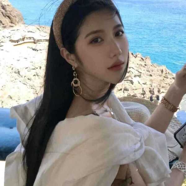 Retro golden elegant fashionable sophisticated earrings