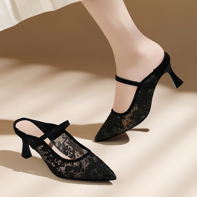 Chinelos elegantes e requintados para mulheres usarem no verão, saltos altos e coques. Sapatos Muller com um alto padrão_voghion.com