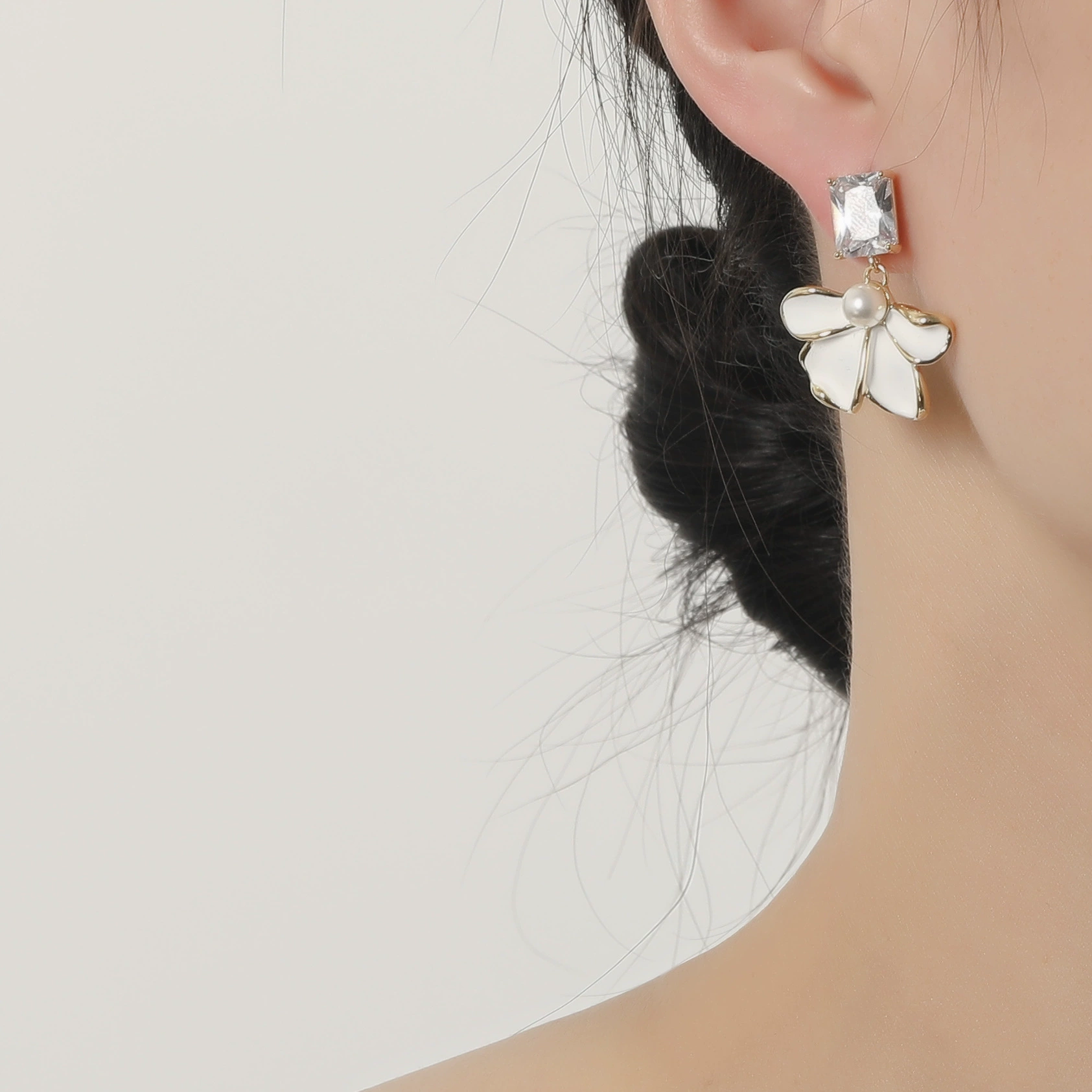 Retro design universal earrings, french style, light luxury style, flowered