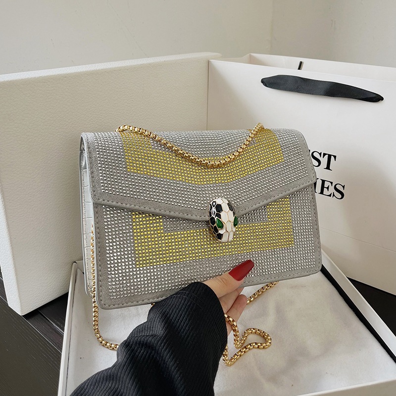 Bolso cuadrado pequeño de diamantes de imitación de color de moda transfronteriza 2023 otoño nuevo estilo cadena de aire occidental mensajero de un solo hombro mochila pequeña simple