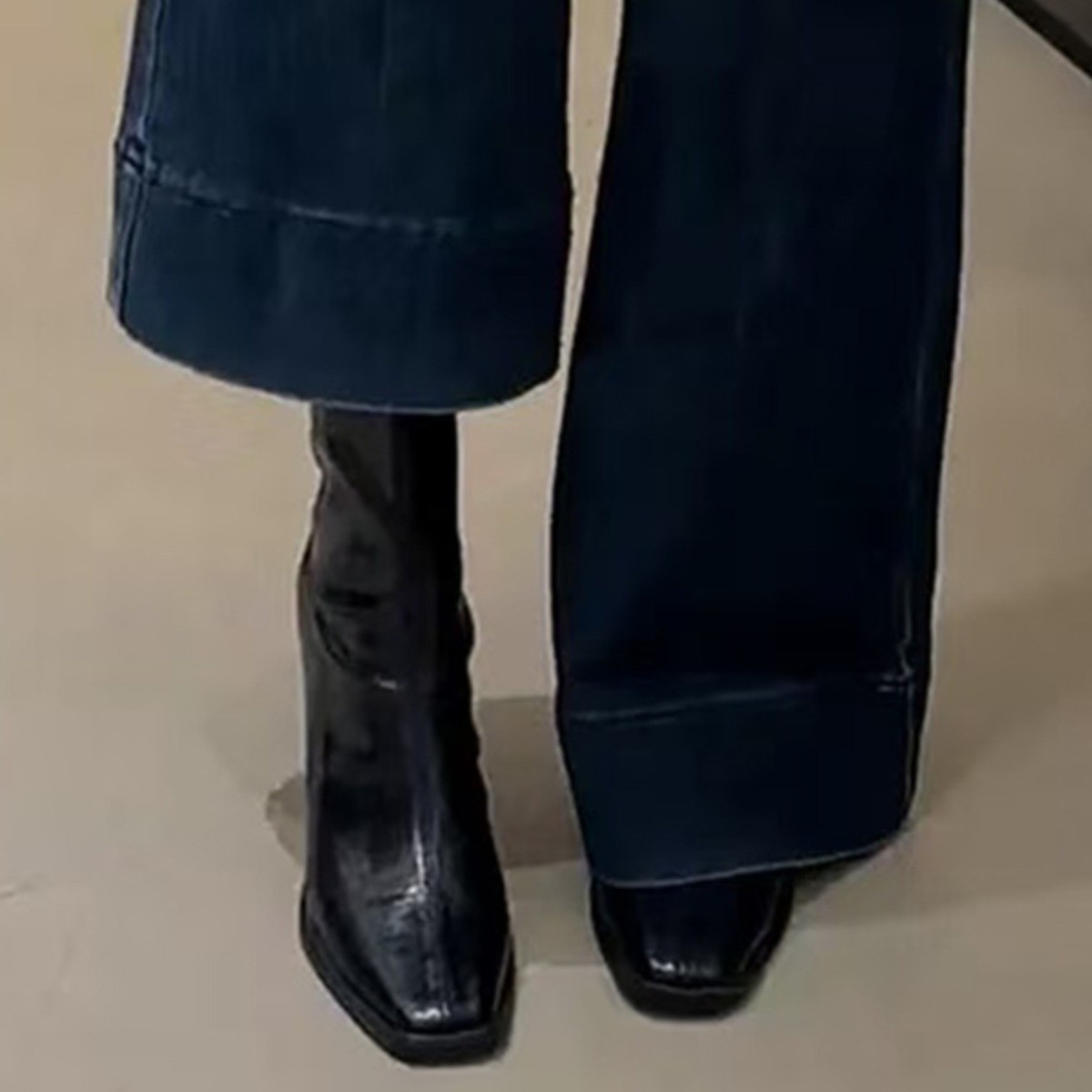 黑色高跟短靴女秋冬新款法式复古方头瘦瘦靴百搭粗跟马丁靴女单靴