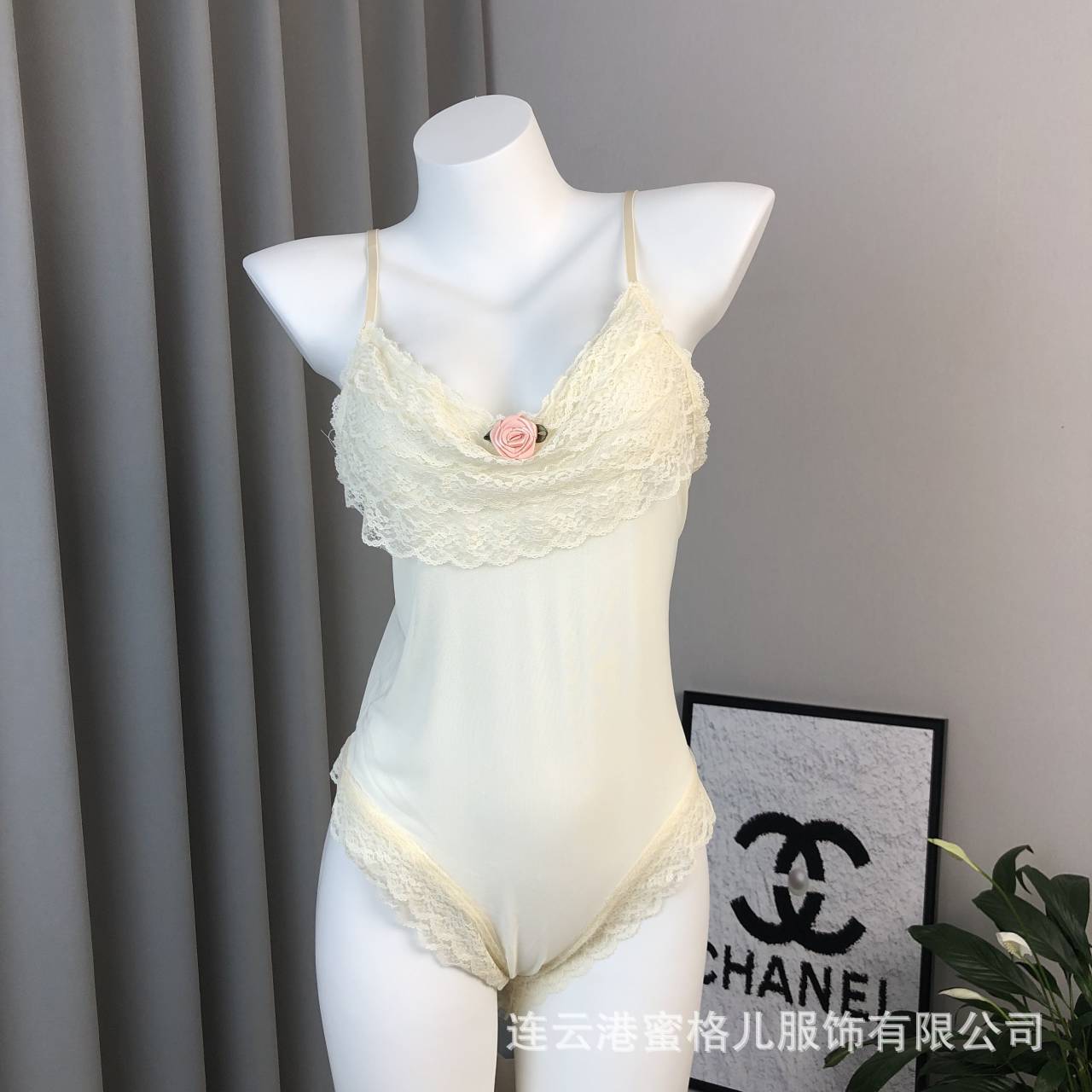 치자 나무 섹시 메쉬 프랑스 레이스 관점 숨겨진 버클 오픈 점프 슈트 가운 가정 의류 세트 도매 8011