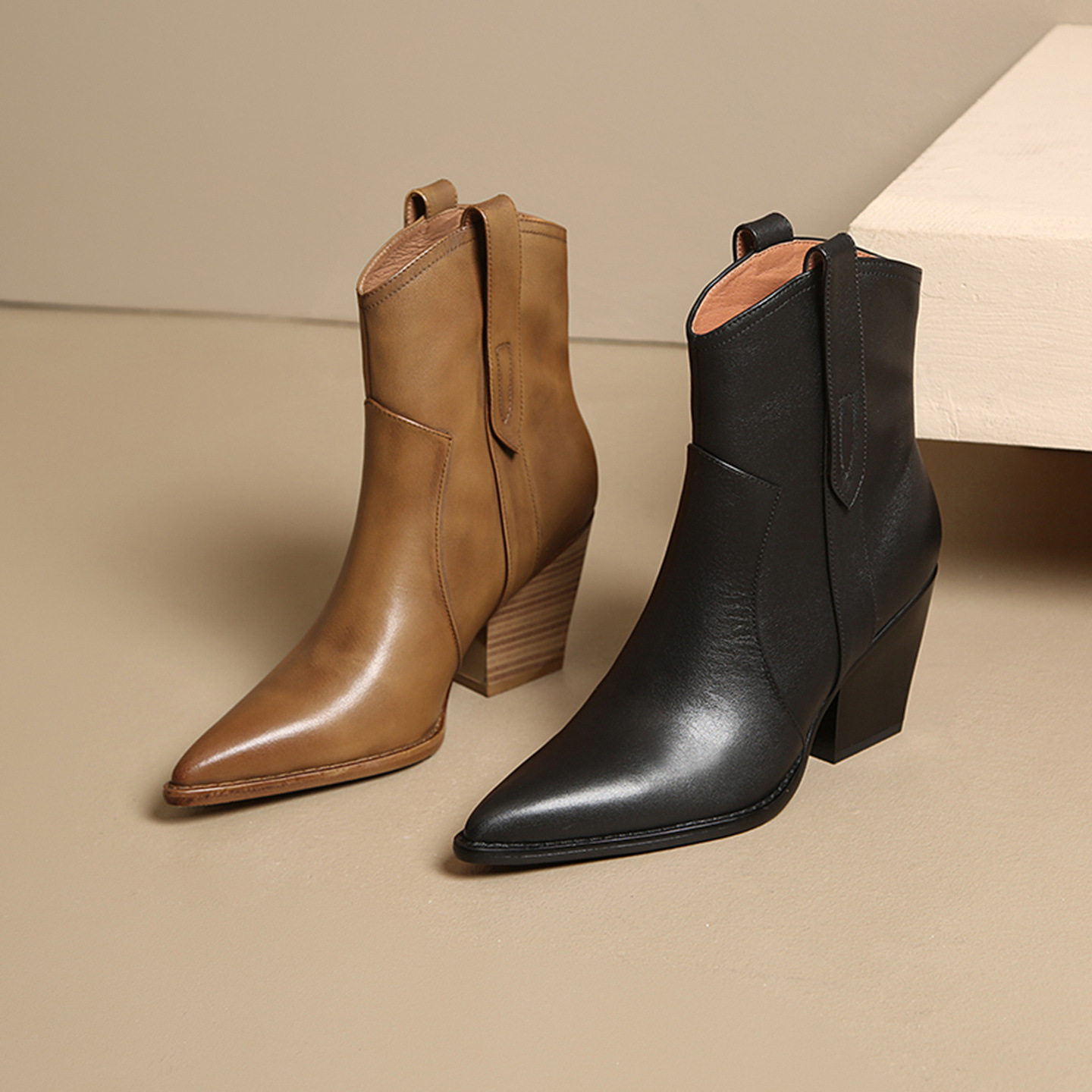 Boot Chelsea nữ cổ thun da bò gót 8 cm mũi nhọn màu kaki — Màu kaki