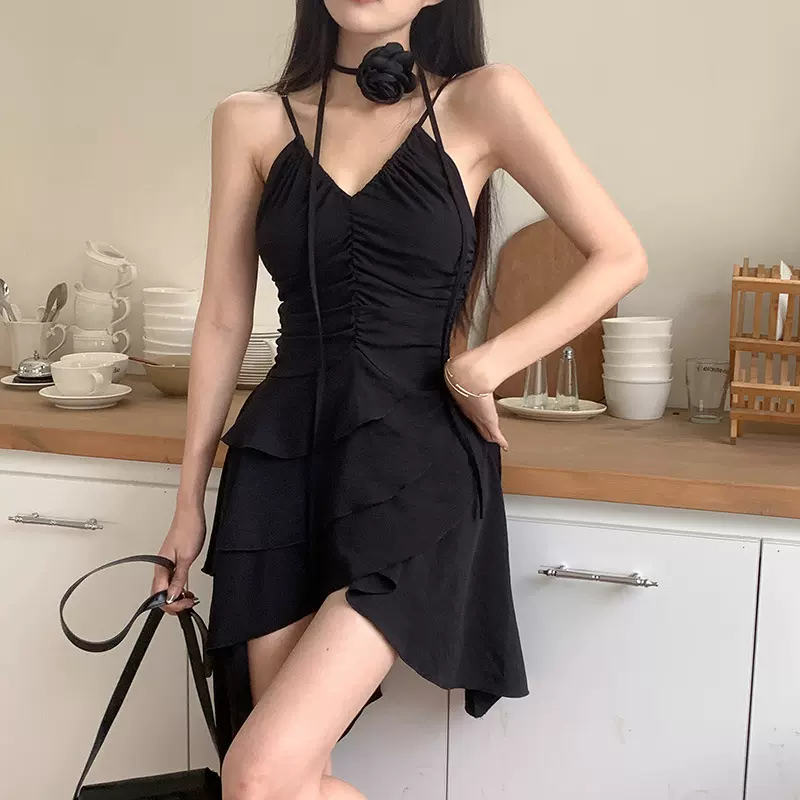 苏买通缩褶v领吊带连衣裙 夏季新款小众设计感甜酷风裙YL23309GN