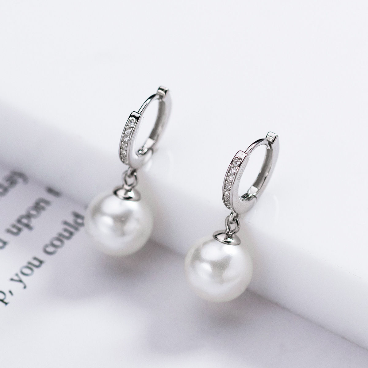 Eloch S925 plata esterlina simple estilo de diamante completo perlas de perlas en el viento de nicho de diseño de orejas M05251