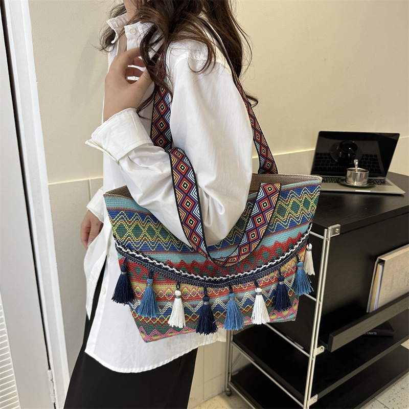 Demi-season one-shoulder bag for leisure