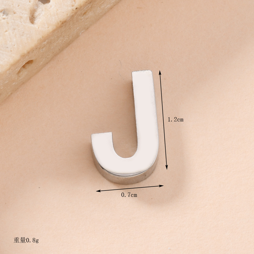 Venta caliente transfronteriza 26 letras inglesas colgantes de agujero recto collar de acero inoxidable colgantes accesorios de letras de bricolaje fabricantes de joyas