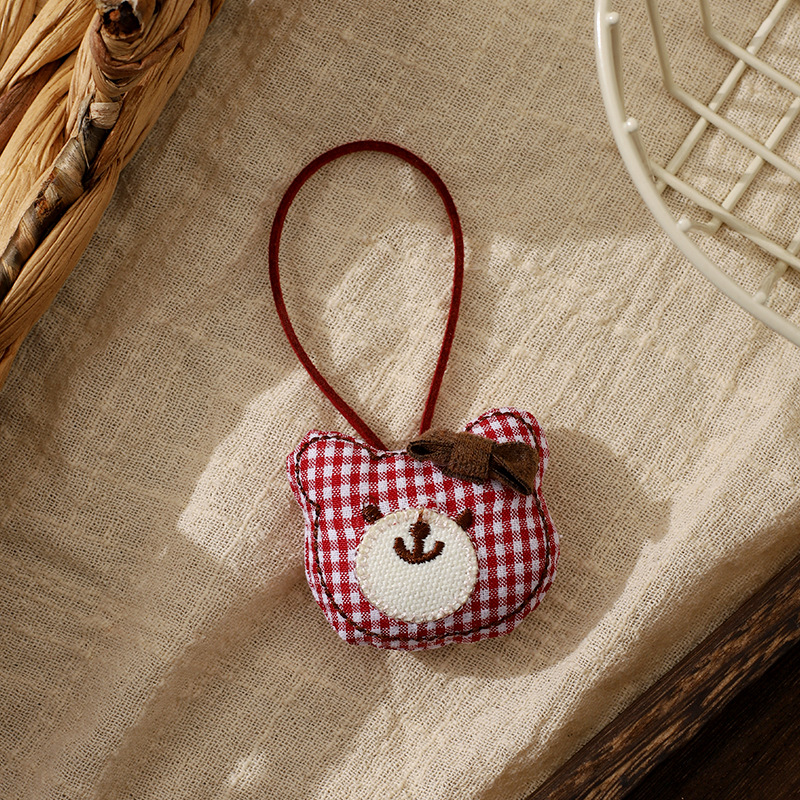 격자 무늬 곰 머리 장식