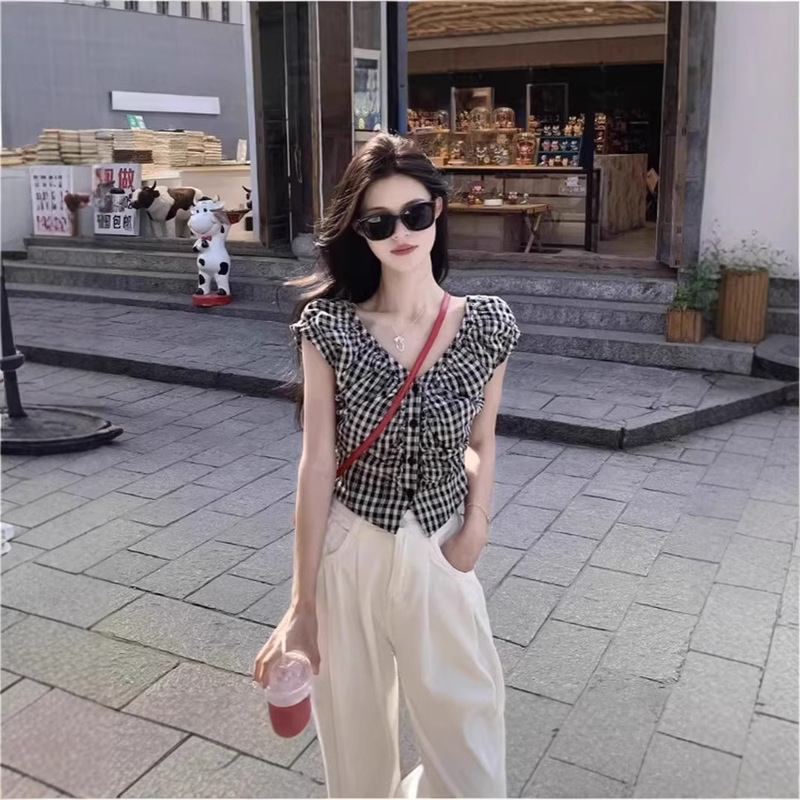 Retro Black and White Plaid Sleeveless Shirt for Women, New Summer Design, Niche V-Neck Slim-Fit Short Top Retro Black and White Plaid Sleeveless Shirt for Women, New Summer Design, Niche V-Neck Slim-Fit Short Top