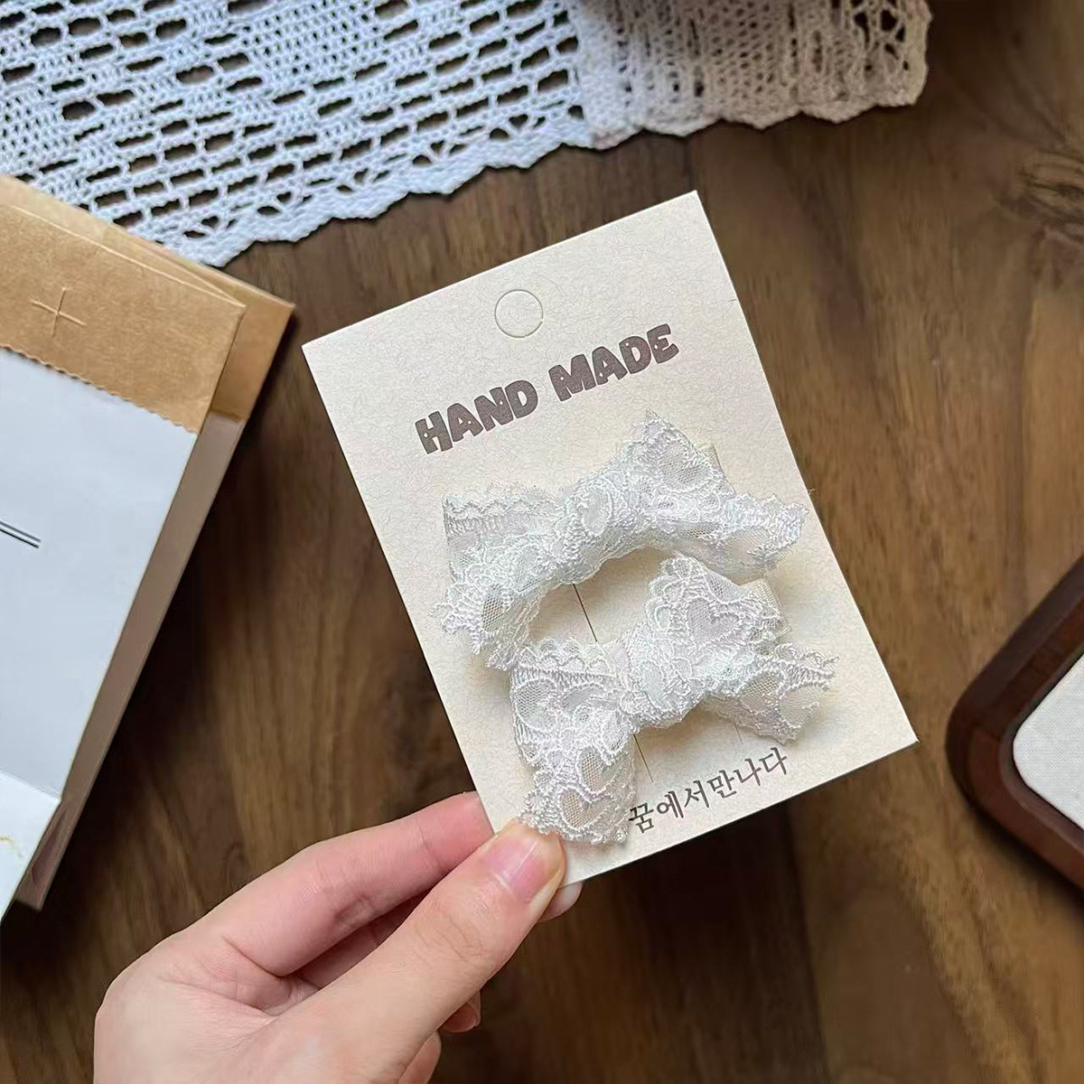 Nuevo lindo encaje arco clip para el cabello niños flores bordadas perlas lateral frises clip para el cabello