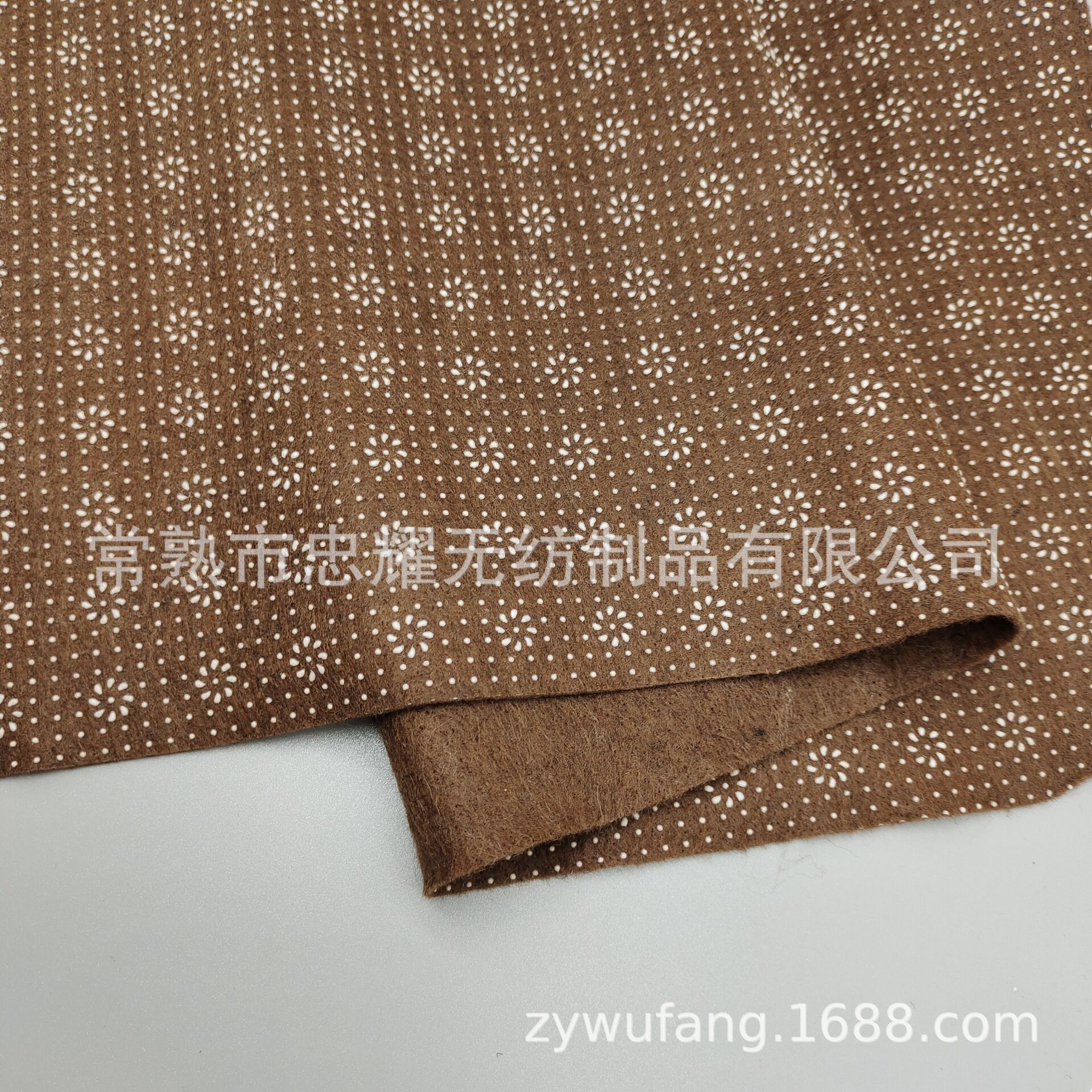 厂家生产黑色咖啡色梅花地毯用途点塑无纺布滴塑布地毯底布点塑无