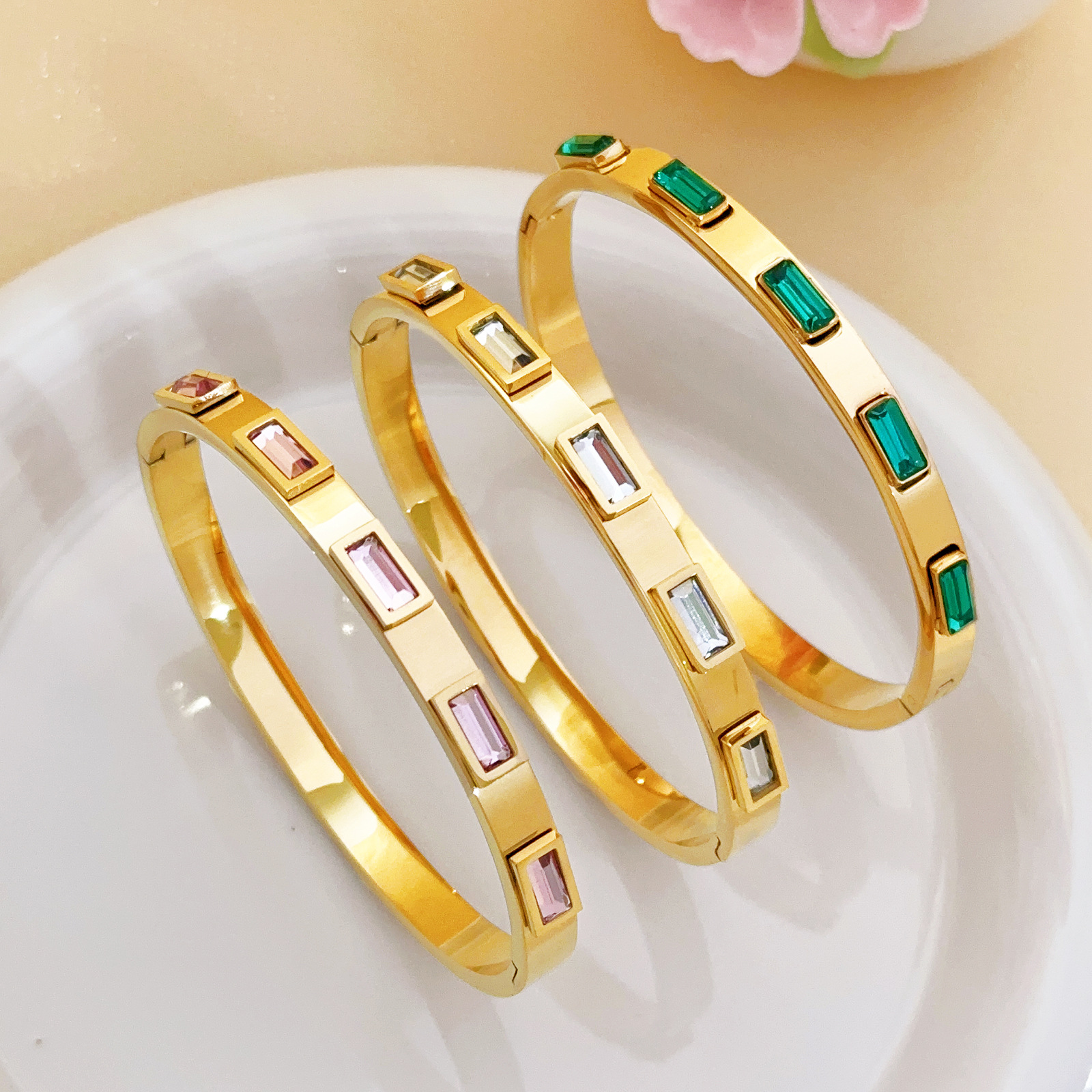 Europa y los Estados Unidos de titanio acero pulsera de oro de alta sensación de acero inoxidable pulsera de diamante para mujeres no se desvanece lujo ligero de alta sensación de nuevo estilo joyas