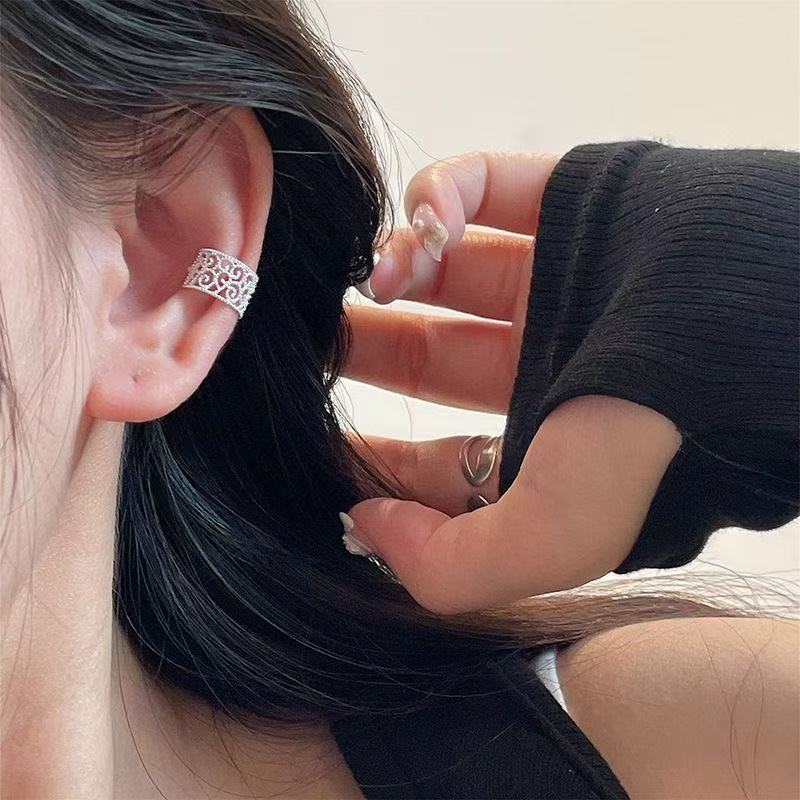 Clip de oreja de encaje hueco sin perforación, diseño de nicho, estilo minimalista simple, accesorio de oreja para mujer, nuevo estilo 2026.