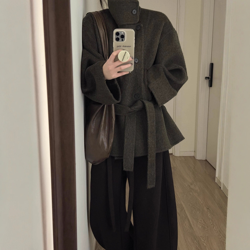 2026 Winter New Woolen Coat for Petite Women, Hepburn Style, Structured Shoulders, Waist-Cinching, Mid-Length, Thickened Woolen Overcoat for Women 2026 Winter New Woolen Coat for Petite Women, Hepburn Style, Structured Shoulders, Waist-Cinching, Mid-Length, Thickened Woolen Overcoat for Women