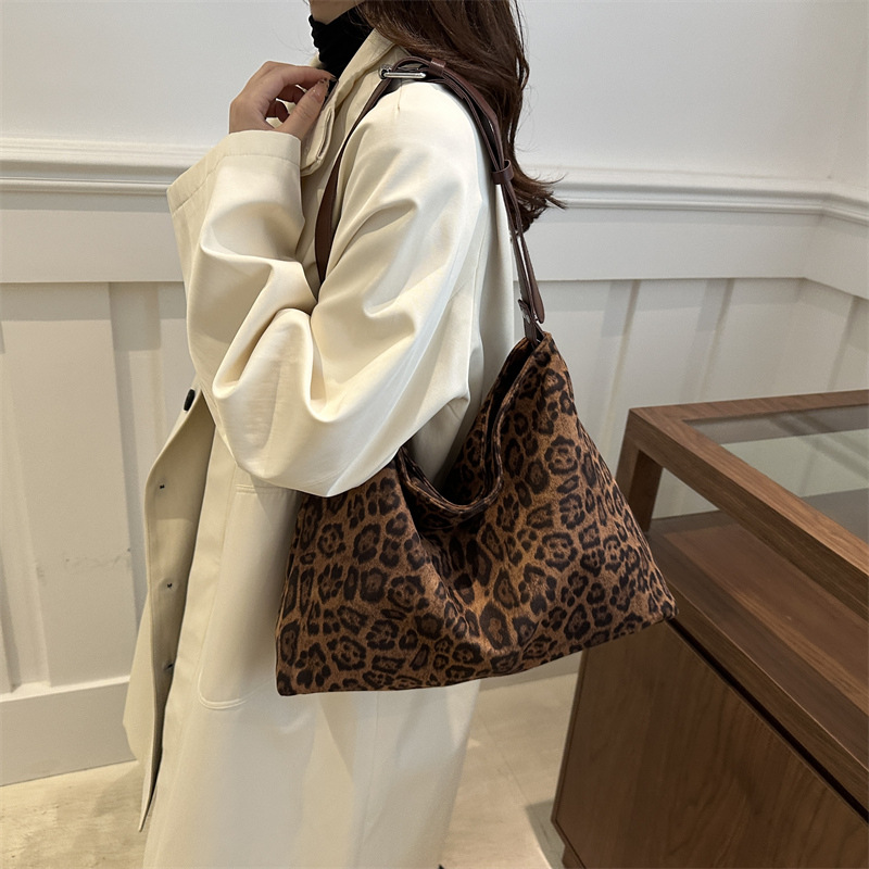 가을 2024 새로운 캐주얼 어깨 가방 대용량 휴대용 토트 백 여성 틈새 디자인 패션 크로스 바디 백