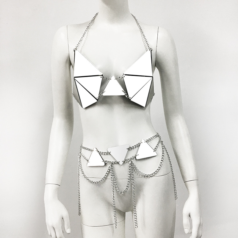 Title 10, Outfit da palco con pannelli a specchio metalli...