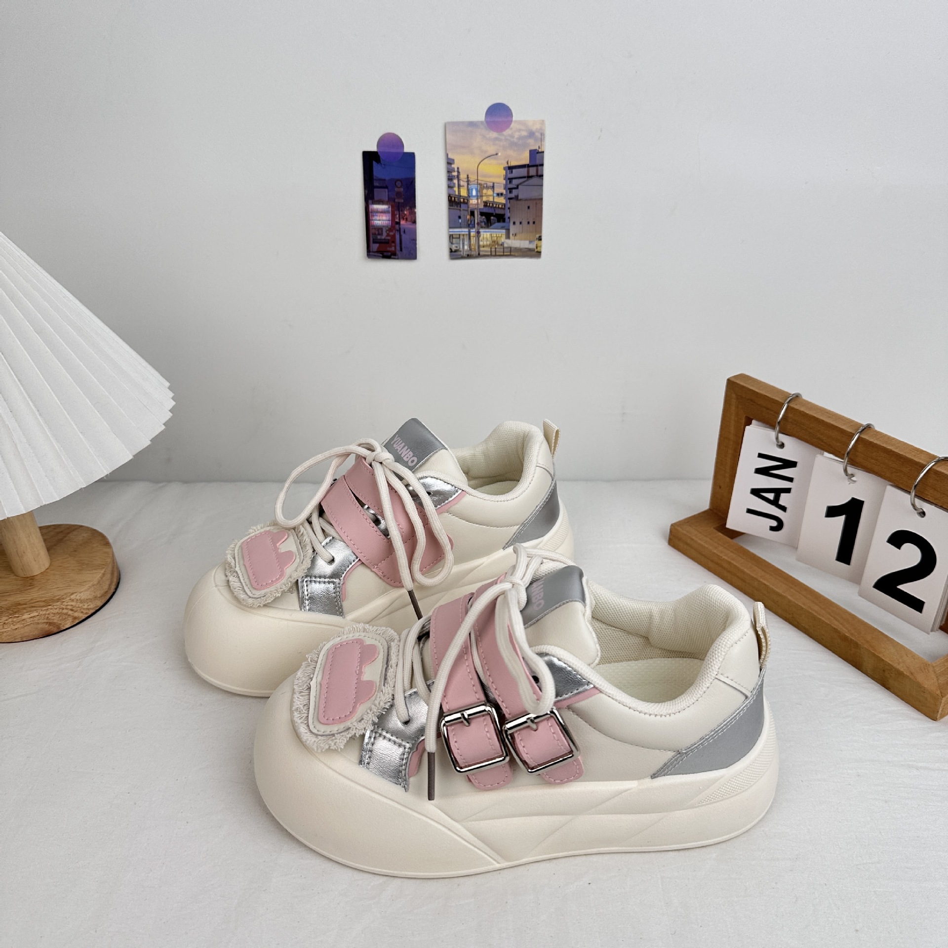 Tortas de pino de onda lejana, suela gruesa, zapatos blancos, estudiante, moda de primavera 2025, zapatos de pan de cabeza grande, zapatos de tabla, cabello femenino