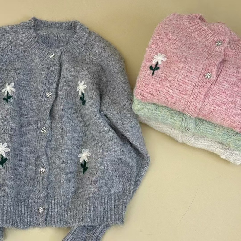 小花デザインの柔らかいモチモチのセーターの新型の秋のフランス式の優しい怠惰な花の刺繍の気質のセーターのニットのカーディガン|undefined