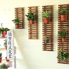 ベランダの実木花棚の壁にフェンスを飾っています。