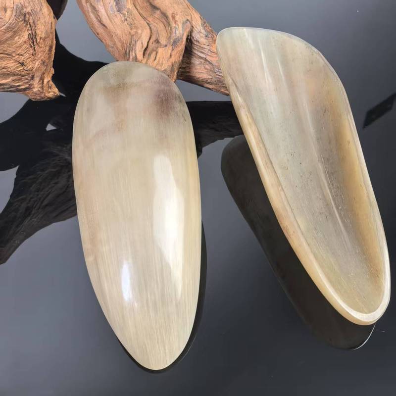 天然の牛の角の半分はスプーンのアーチ形の茶シャクヤクの全身の通用する肩の首の背中の大きいサイズのスクレーパーの穴をかすめてマッサージします。|undefined